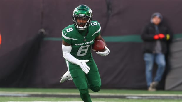 New York Jets WR Elijah Moore runs after catch